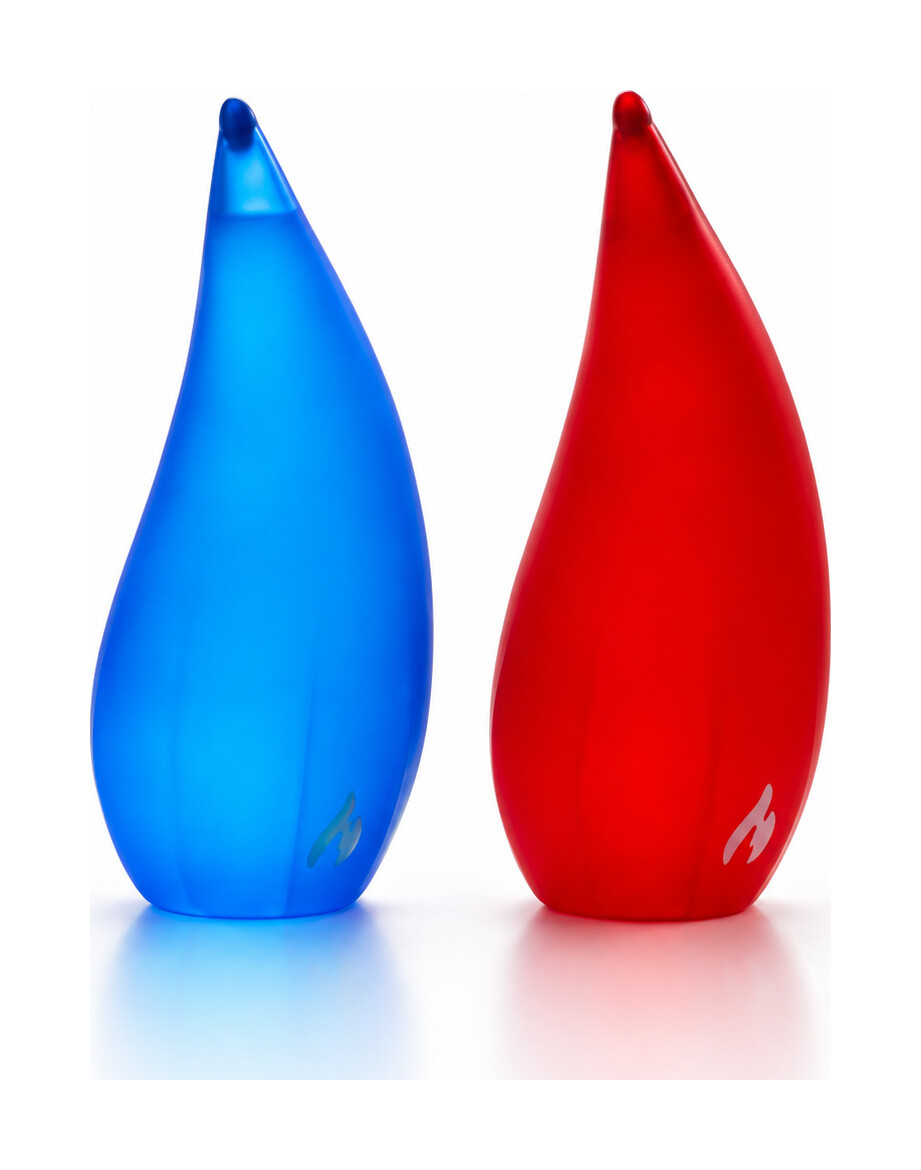 Twee Flame Away blushulpmiddelen, een blauwe en een rode, in druppelvorm