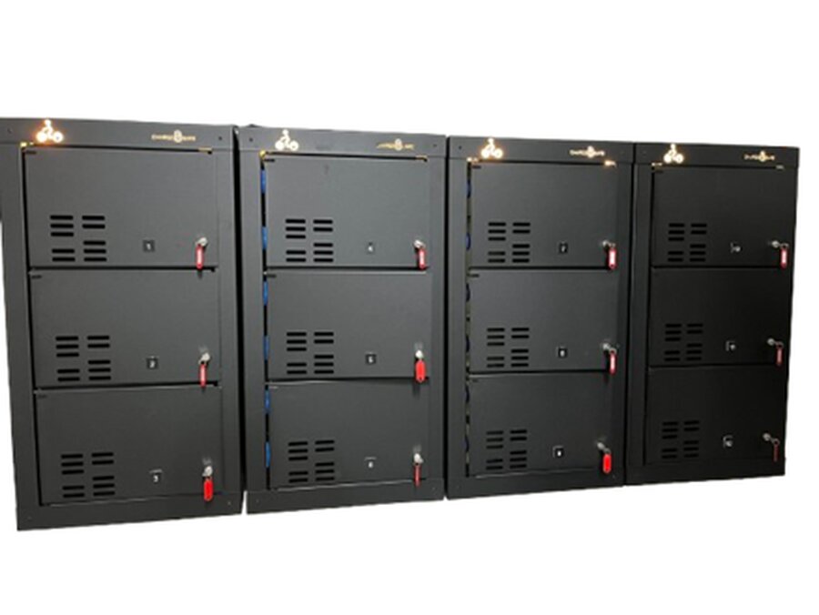 Wand met afsluitbare laadlockers voor accu's
