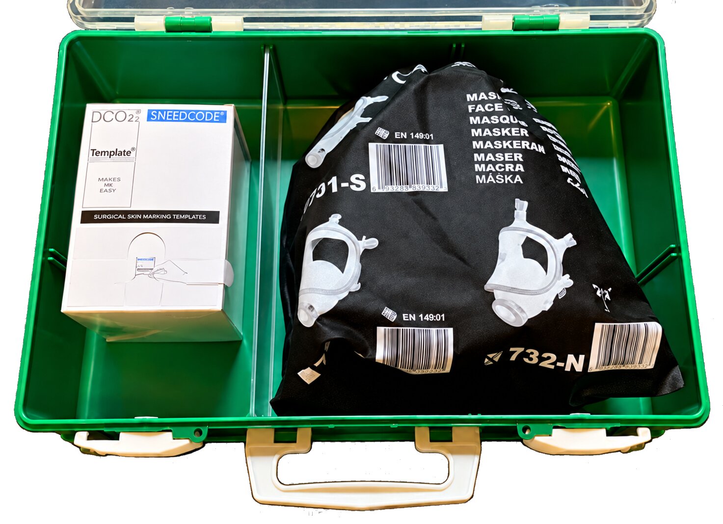 Geöffnete grüne Wandbox mit einer Trainingsmaske in einer Aufbewahrungstasche und einer Packung Desinfektionstüchern